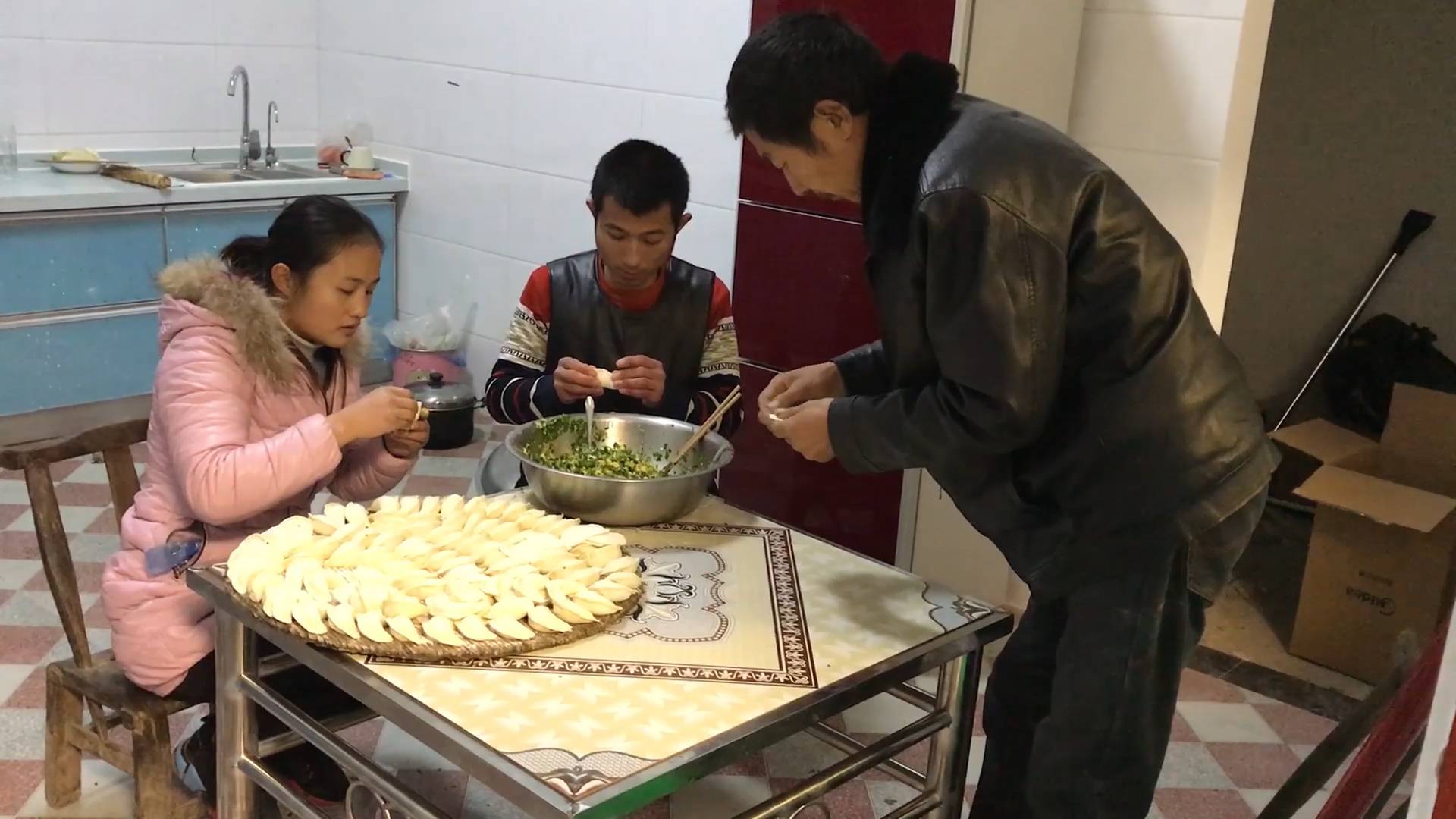 入住新房了,一家人第一次围在一起包饺子,有说有笑真热闹